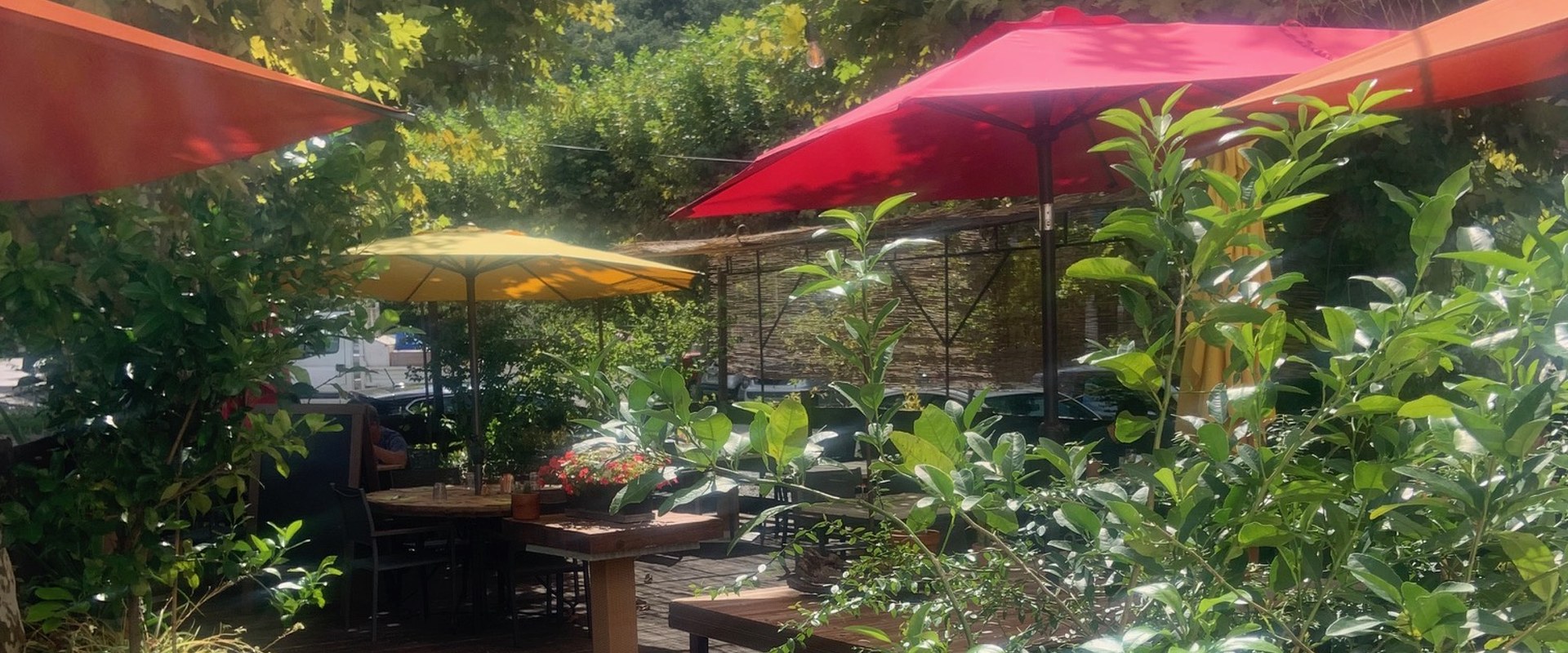 La terrasse en bois au soleil