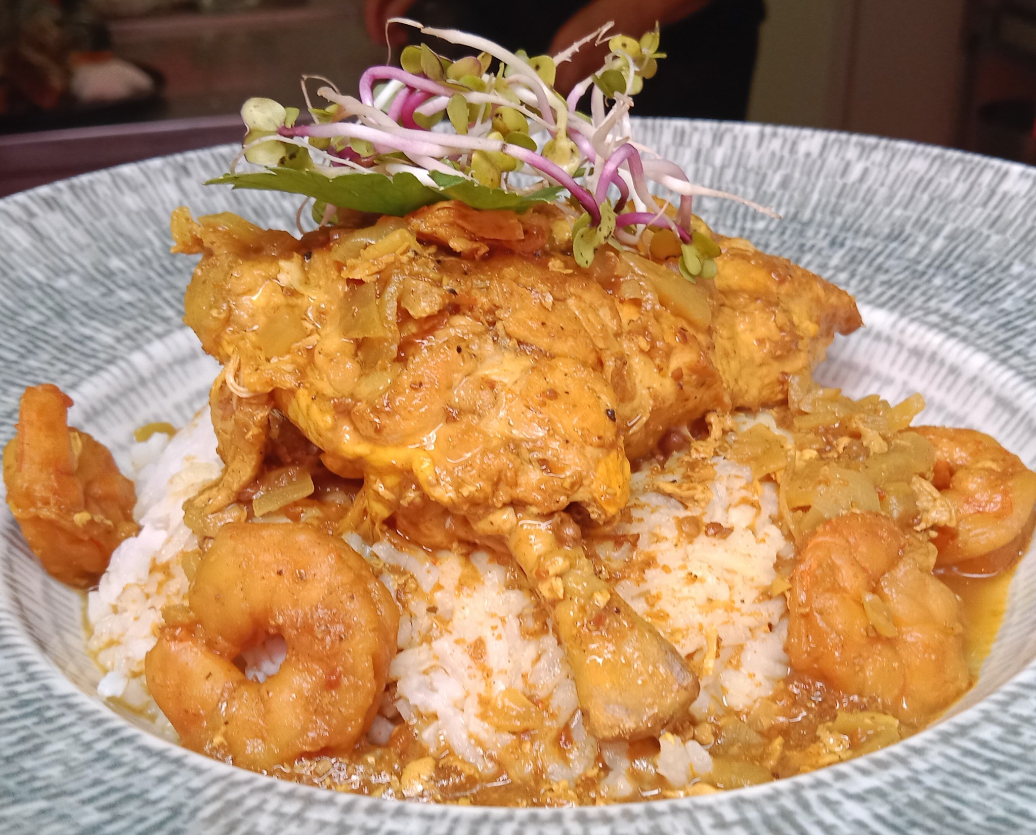 Poulet sauce curry et crevettes